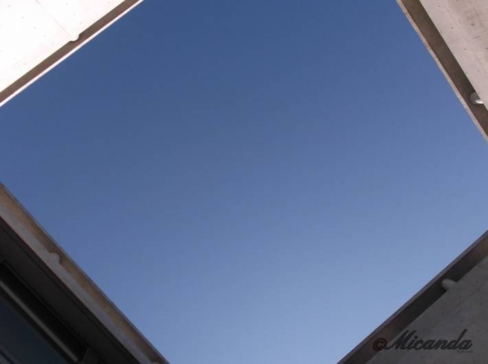 ベネッセハウスのミュージアム棟の安藤 侃氏の作品「天秘」から見える空