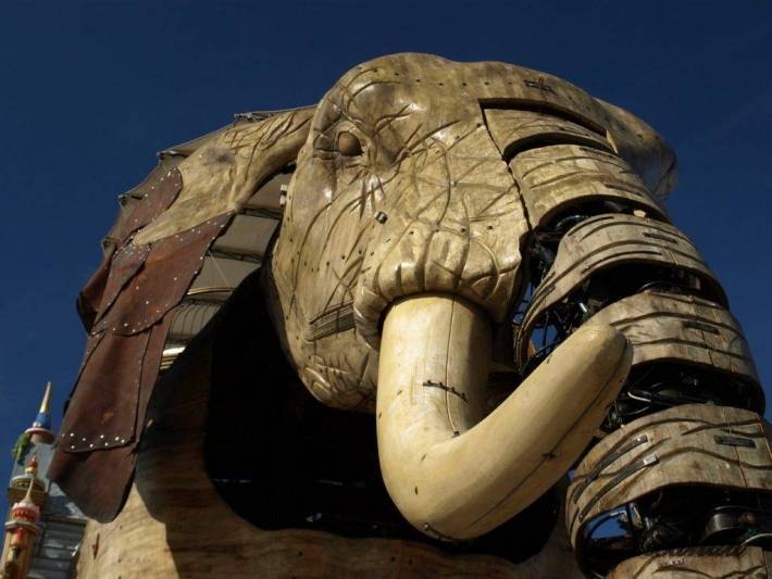 レ・マシーン・ド・リルにある高さ12ｍ、重さ20トンの巨大な機械仕掛けの象
