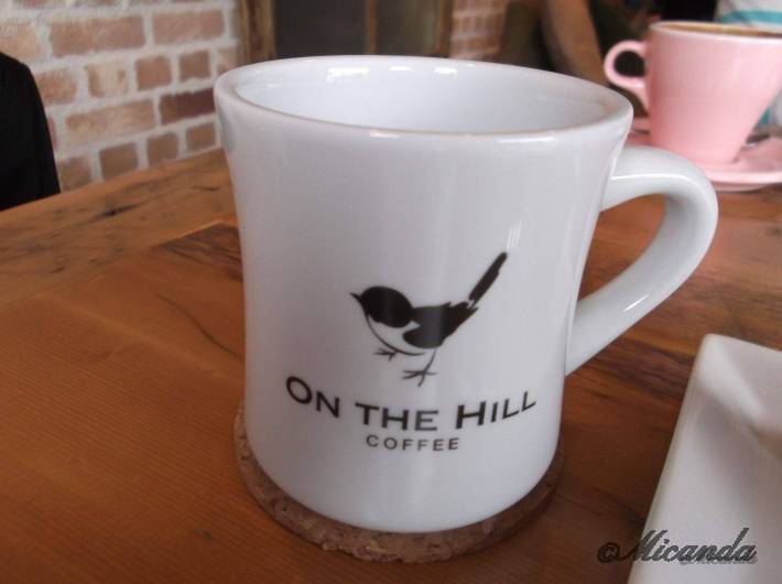 オンザヒルコーヒーのかわいい小鳥の絵のマグカップ