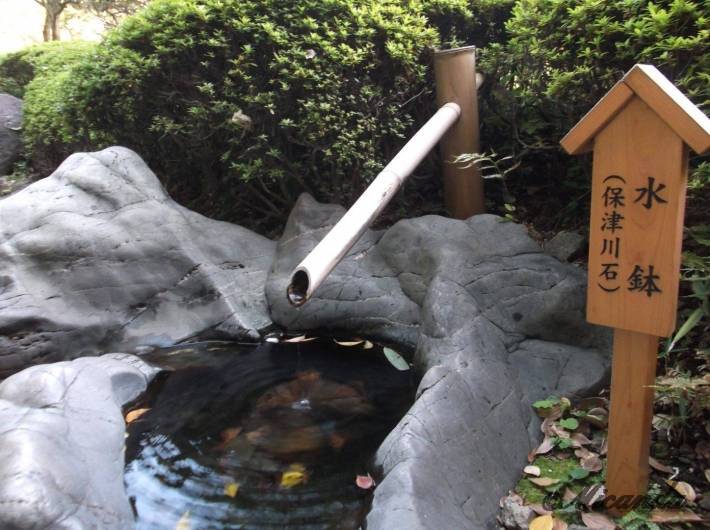 清澄庭園の保津川石で作られた水鉢
