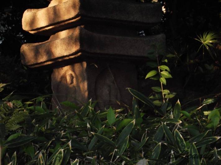 清澄庭園の多重塔に彫られた四方仏