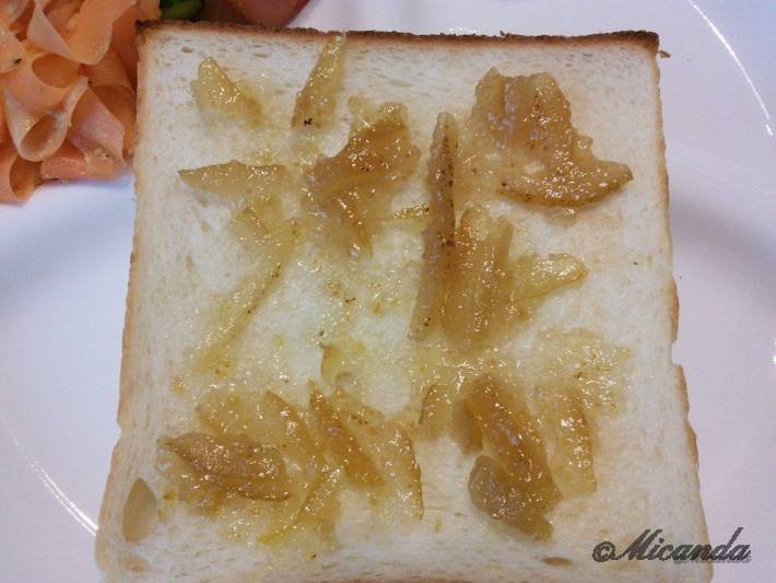 柚子専門ショップ『KAORU-KITO YUZU（カオルキトウユズ）』の「おとなの木頭柚子マーマレード」をパンに塗ったところ