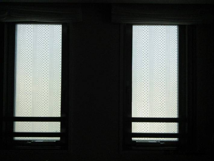 カモ井加工紙のmt CASA Shadeの窓ガラス用マスキングテープを窓に張ったときの明るさ